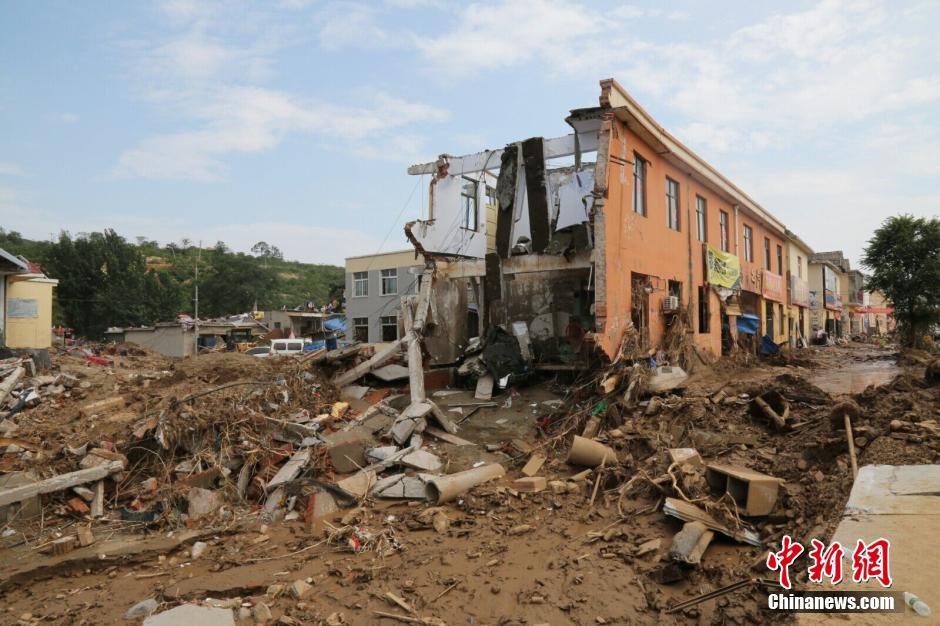 圖為被洪水沖垮的小樓。