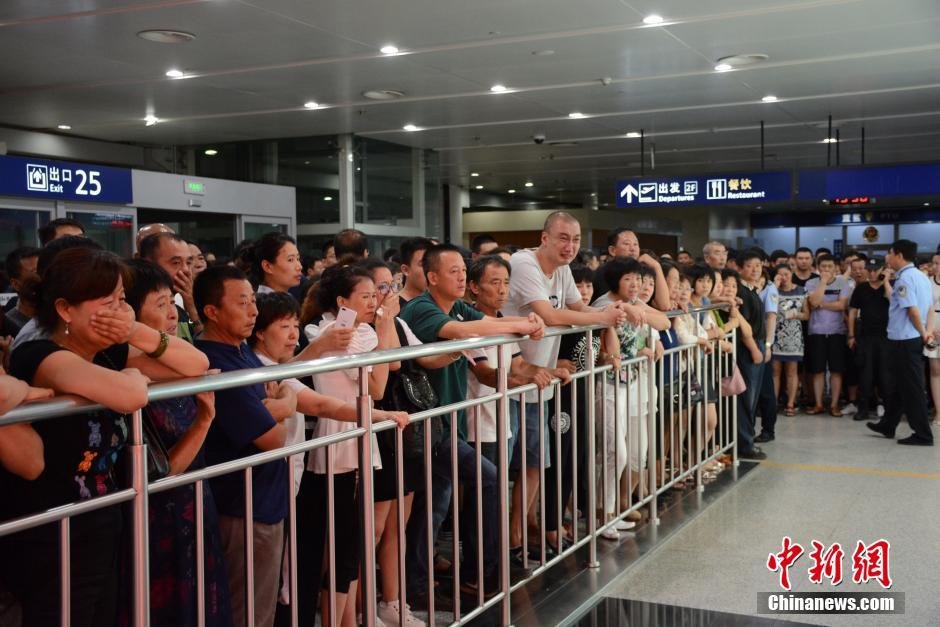 當(dāng)日18時(shí)許，前來(lái)接機(jī)的家屬陸續(xù)來(lái)到大連機(jī)場(chǎng)，等候著其他親屬帶著親人骨灰“回家”。