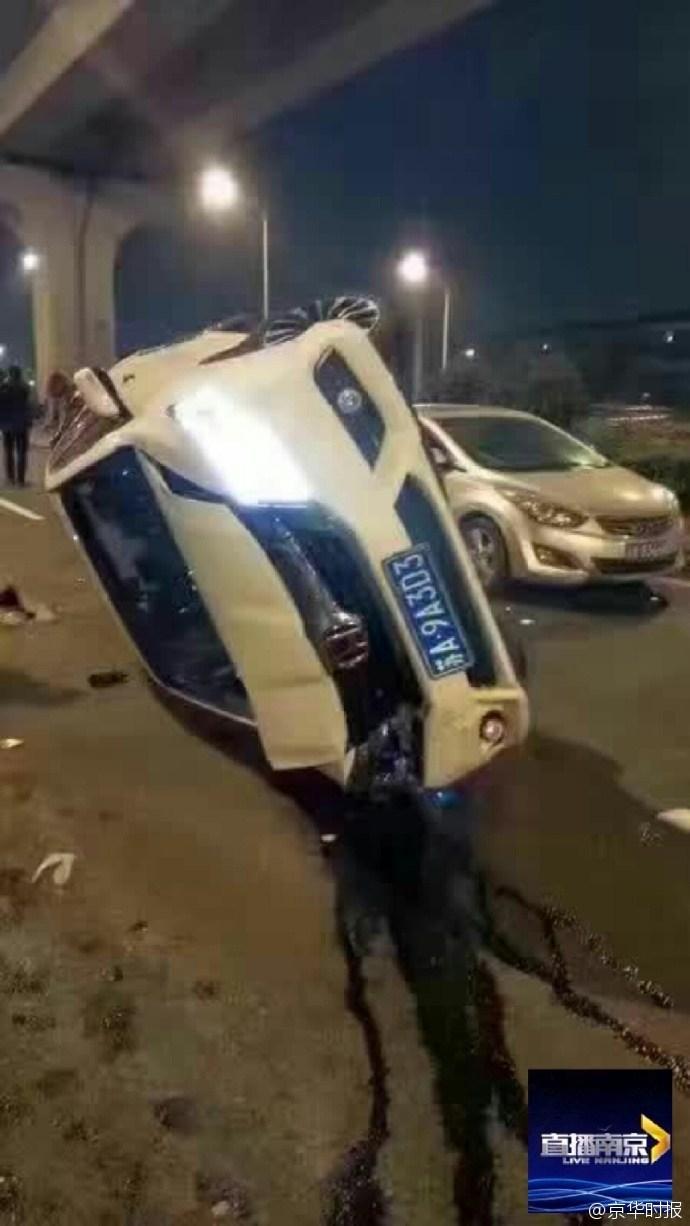 南京一大貨車剎車失靈 連撞17輛車 南京一大貨車剎車失靈 連撞17輛車
