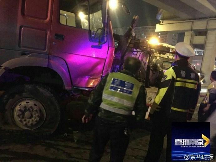 南京一大貨車剎車失靈 連撞17輛車 南京一大貨車剎車失靈 連撞17輛車