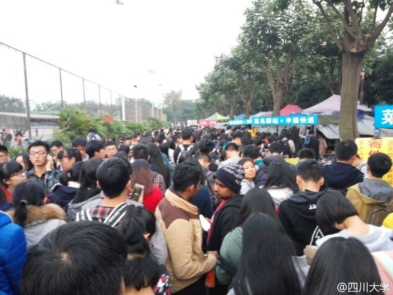 四川一大學取快遞現(xiàn)場