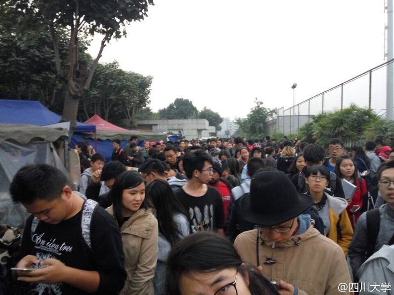 四川一大學取快遞現(xiàn)場