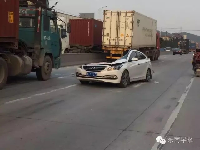 掛車側(cè)翻將轎車壓成鐵餅 司機(jī)大難不死 掛車側(cè)翻將轎車壓成鐵餅 司機(jī)大難不死