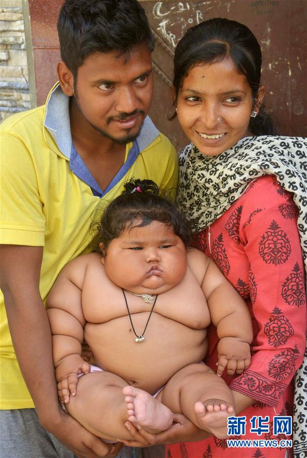 4月17日，在印度阿姆利則，女孩查哈特（中）和父母在家中。
