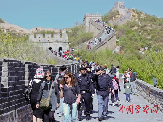 參加聯(lián)合巡邏的中意警察在長(zhǎng)城上巡邏。本網(wǎng)記者 陳路坤 攝