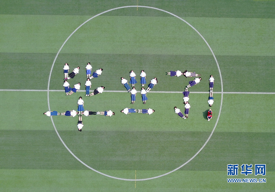 畢業(yè)季：擺個青春造型 紀(jì)念高中歲月