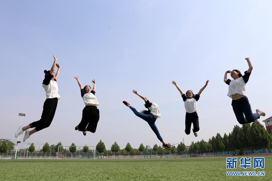 畢業(yè)季：擺個青春造型 紀(jì)念高中歲月