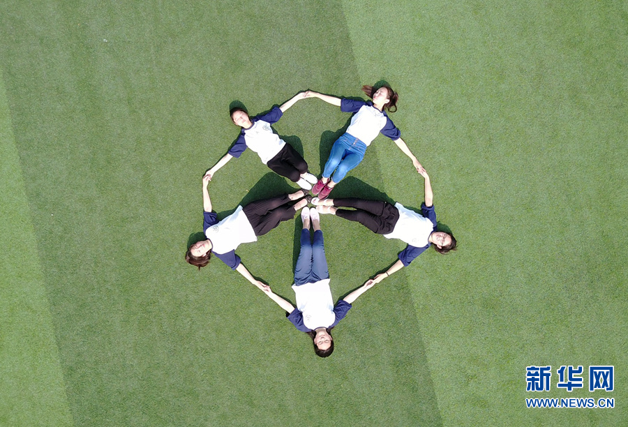 畢業(yè)季：擺個青春造型 紀(jì)念高中歲月