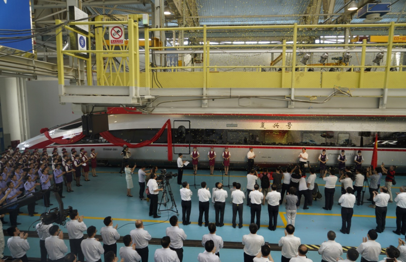 當(dāng)日，由中國(guó)鐵路總公司牽頭組織研制、具有完全自主知識(shí)產(chǎn)權(quán)、達(dá)到世界先進(jìn)水平的中國(guó)標(biāo)準(zhǔn)動(dòng)車組被命名為“復(fù)興號(hào)”?！皬?fù)興號(hào)”將于6月26日在京滬高鐵兩端的北京南站和上海虹橋站雙向首發(fā)。