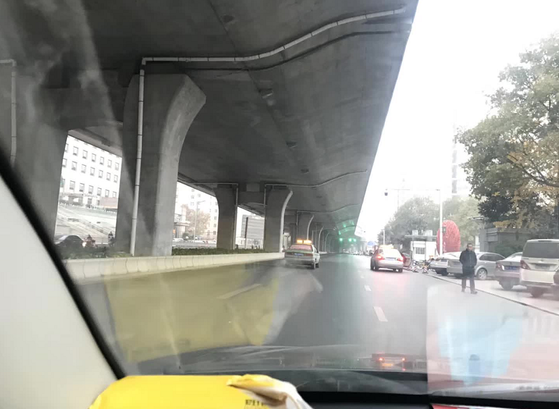 限行第一天！鄭州的早高峰是這個(gè)樣子的