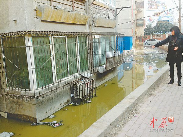 　　居民看著污水溝滿是無奈。