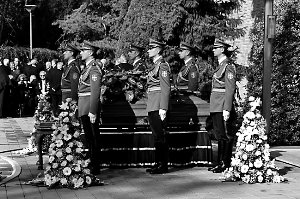 鐵托遺孀約婉卡與夫合葬 數(shù)千人前往悼念 鐵托遺孀約婉卡與夫合葬 數(shù)千人前往悼念