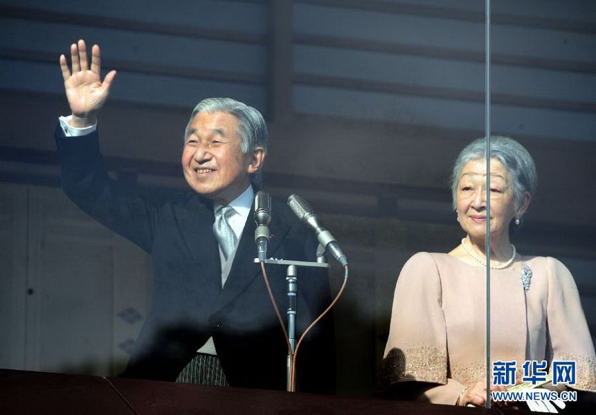 當(dāng)?shù)貢r(shí)間12月23日，在位于日本東京的皇宮，日本明仁天皇向民眾致意。