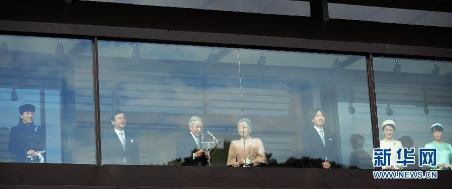 當(dāng)?shù)貢r(shí)間12月23日，在位于日本東京的皇宮，日本明仁天皇在皇族的陪同下發(fā)表生日感言。