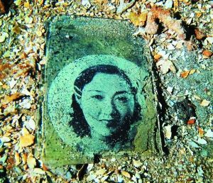 一名年輕女子的照片，很可能是當(dāng)年士兵的家人。