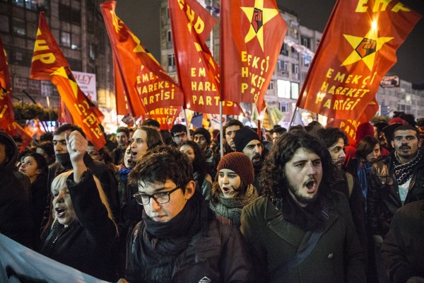 當(dāng)?shù)貢r(shí)間2014年2月25日，土耳其伊斯坦布爾，總理涉腐錄音引發(fā)全國抗議，要求本屆政府下臺(tái)。