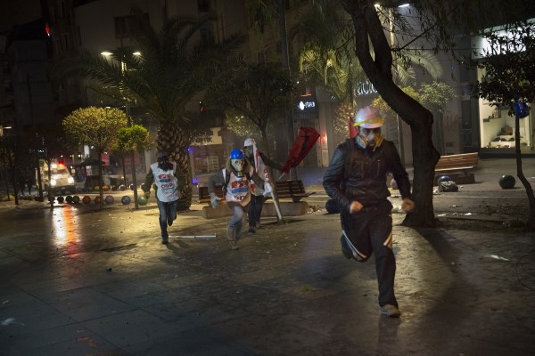 當(dāng)?shù)貢r(shí)間2014年2月25日，土耳其伊斯坦布爾，總理涉腐錄音引發(fā)全國抗議，要求本屆政府下臺(tái)。