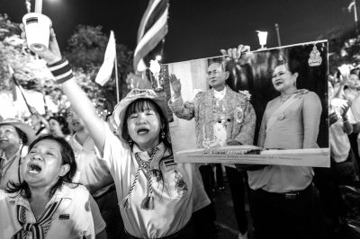 5日，泰國(guó)巴蜀府海濱度假勝地華欣，數(shù)萬(wàn)民眾身穿國(guó)王的代表色“黃色”T恤，自發(fā)上街，口喊“國(guó)王萬(wàn)歲”的口號(hào)。