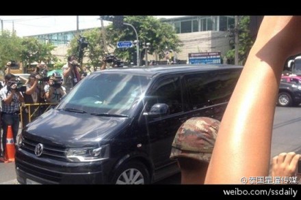 英拉乘坐其私人防彈車抵達(dá)軍方設(shè)施。