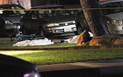 5月23日在美國加州大學(xué)圣巴巴拉分校附近的槍擊現(xiàn)場拍攝的死者遺體。