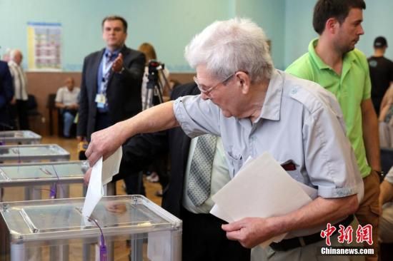 　5月25日，一名烏克蘭選民把填好的選票投入選票箱。