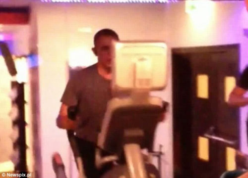 奧巴馬安?，F(xiàn)漏洞舉啞鈴健身時(shí)遭偷拍（組圖）（4）