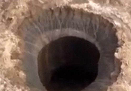 西伯利亞一火山口驚現(xiàn)80米大深洞 成因不明引發(fā)猜測(組圖) 西伯利亞一火山口驚現(xiàn)80米大深洞 成因不明引發(fā)猜測(組圖)