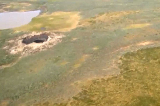 西伯利亞一火山口驚現(xiàn)80米大深洞 成因不明引發(fā)猜測(組圖) 西伯利亞一火山口驚現(xiàn)80米大深洞 成因不明引發(fā)猜測(組圖)