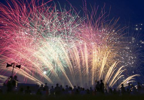 日本關(guān)東甲信地區(qū)當(dāng)天發(fā)布了梅雨期結(jié)束的消息，東京都葛飾區(qū)的江戶川河川敷當(dāng)晚舉行了煙花大會，約13000束煙花在夜空中綻放。（網(wǎng)頁截圖）