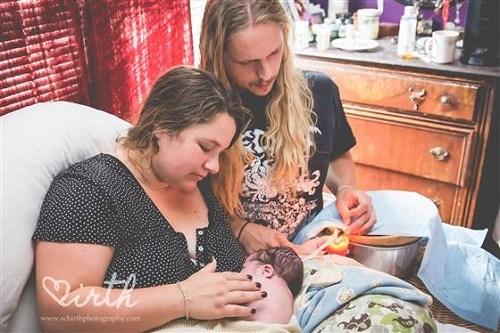 美國(guó)產(chǎn)婦流行“慢火燒斷臍帶” 稱(chēng)能促進(jìn)母嬰感情