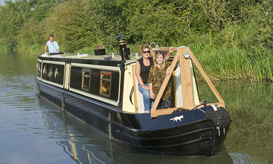 學(xué)生公寓住宿費(fèi)太貴 倫敦女大學(xué)生買小船當(dāng)住所(組圖) 學(xué)生公寓住宿費(fèi)太貴 倫敦女大學(xué)生買小船當(dāng)住所(組圖)