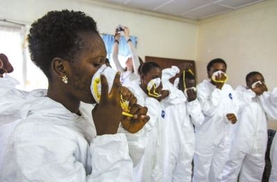 9月18日，塞拉利昂護士接受使用埃博拉防護裝備培訓(xùn)。新華社發(fā)