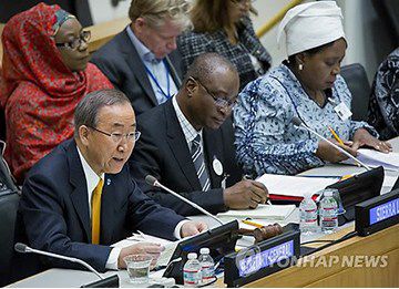 為應(yīng)對埃博拉疫情，秘書長潘基文主持召開高級別會議。