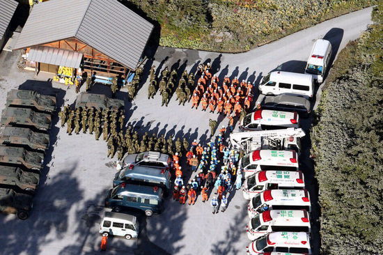 日本火山噴發(fā)致30余人心臟驟停 游客稱場景 如地獄 (圖) 日本火山噴發(fā)致30余人心臟驟停 游客稱場景 如地獄 (圖)