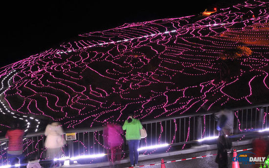 日本“白米千枚田”萬(wàn)燈點(diǎn)綴 如夢(mèng)如幻場(chǎng)面震撼