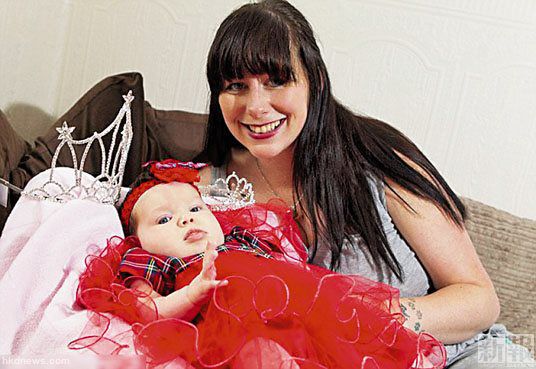 柯林斯在女兒盧娜6個(gè)月大時(shí)，便讓女兒參加選美。