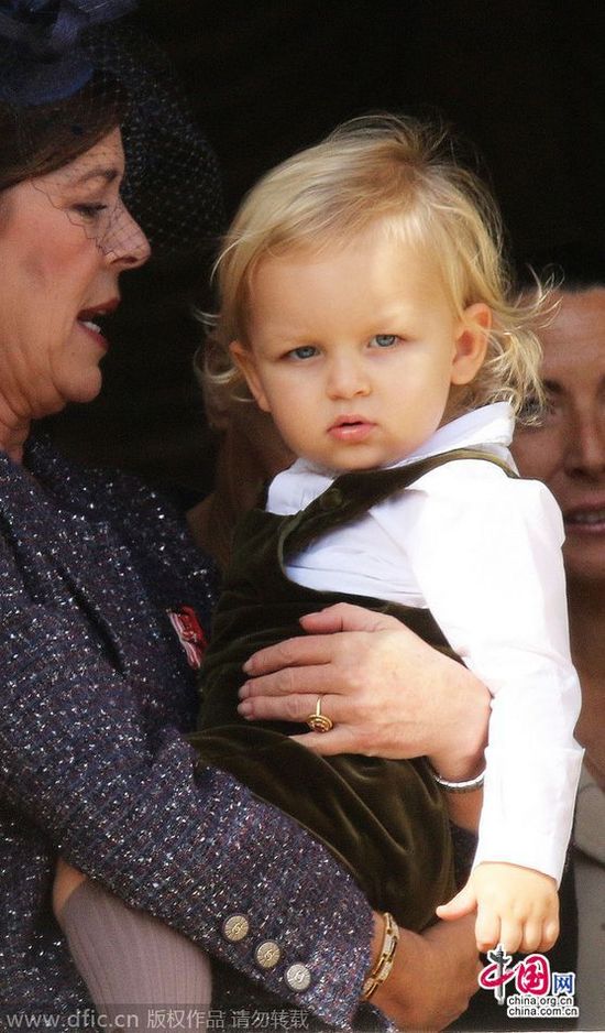 摩納哥1歲半小王子首次公開(kāi)亮相(圖)