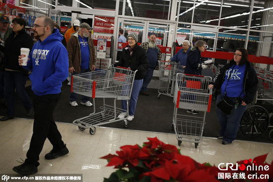 美國民眾搶購打折商品 迎“黑色星期五”血拼日(高清組圖) 美國民眾搶購打折商品 迎“黑色星期五”血拼日(高清組圖)