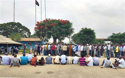 19日，安哥拉一檢查點(diǎn)抓扣大量外國(guó)人并查驗(yàn)證件。