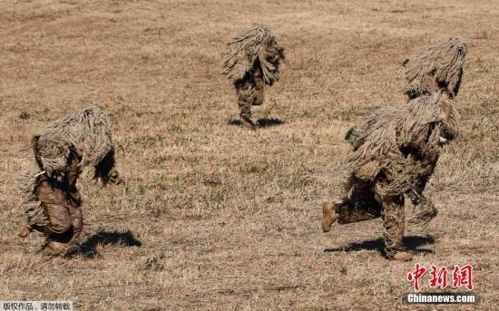 資料圖：當(dāng)?shù)貢r(shí)間2015年1月11日，日本船橋市，日本自衛(wèi)隊(duì)進(jìn)行新年軍演，大約500名軍人和24架飛機(jī)參與了本次演習(xí)。 視頻：日本敲定史上最大規(guī)模國(guó)防預(yù)算費(fèi)來(lái)源:央視軍事農(nóng)業(yè)