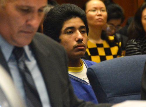 嫌犯卡門（中）在初審法庭上。（僑報(bào)網(wǎng)：圖片由法庭指定攝影師提供）