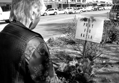 2月10日，美國(guó)亞利桑那州，民眾獻(xiàn)花悼念遇難的美國(guó)人質(zhì)米勒。圖/東方IC