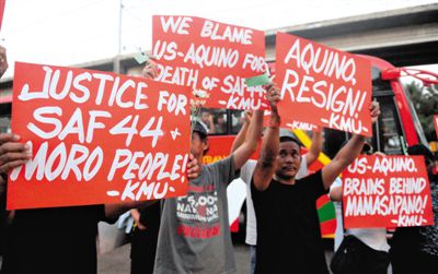 2月3日，菲律賓馬尼拉，民眾舉行示威游行悼念遇難的44名特警，并要求總統(tǒng)阿基諾下臺，對此次反恐行動失敗負責(zé)。