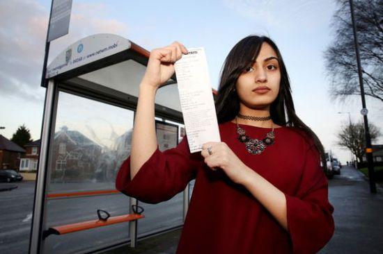 事發(fā)當(dāng)時(shí)薩迪克并未帶任何身份證件，無(wú)法證實(shí)自己真的只有15歲，百口莫辯的她，最后只好在全車(chē)乘客的注目下被趕下車(chē)和罰款，被迫走路回家。