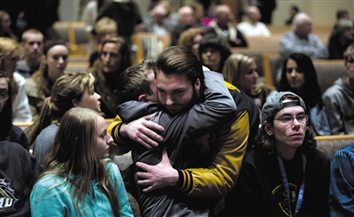 2月21日，美國密歇根州卡拉馬祖縣，連環(huán)槍擊案發(fā)生后，民眾在教堂禱告。