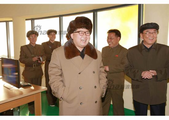 金正恩現(xiàn)場指導(dǎo)工作。