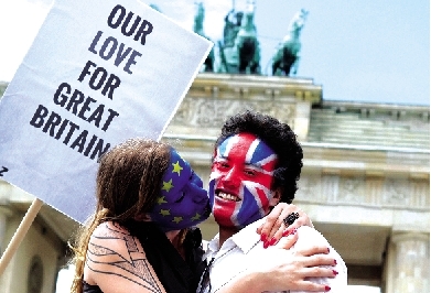 一對情侶用行動支持“留歐”。