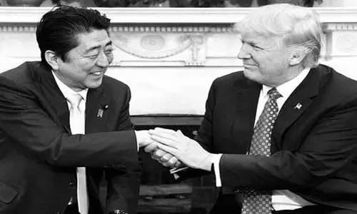 本來來訪者還應(yīng)包括墨西哥總統(tǒng)培尼亞·涅托的。但特朗普簽署行政令稱要在美國和墨西哥之間建墻，還要向墨西哥出口到美國的商品加征20%關(guān)稅的行為惹怒了墨西哥人。