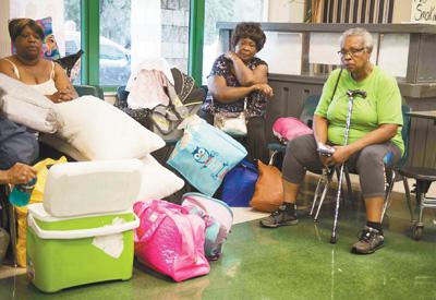 人們?cè)诿绹?guó)佛羅里達(dá)州邁阿密的一個(gè)安置點(diǎn)休息。新華社發(fā)