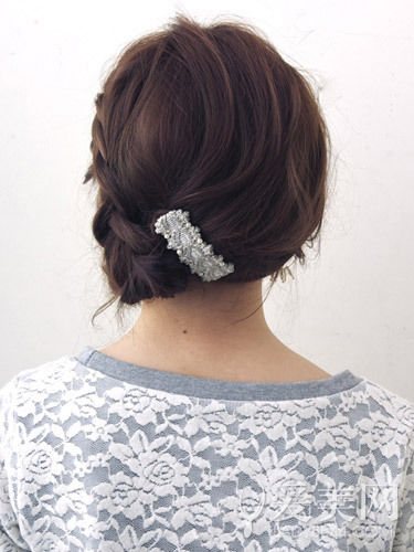 慵懶感小辮子盤發(fā) 簡(jiǎn)單隨意顯俏皮